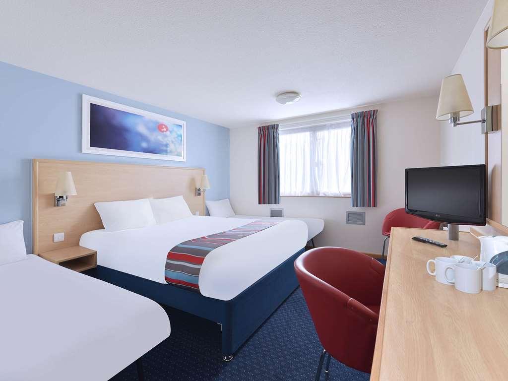Travelodge Басилдон Номер фото