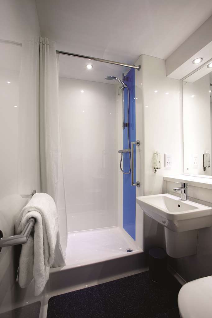 Travelodge Басилдон Номер фото