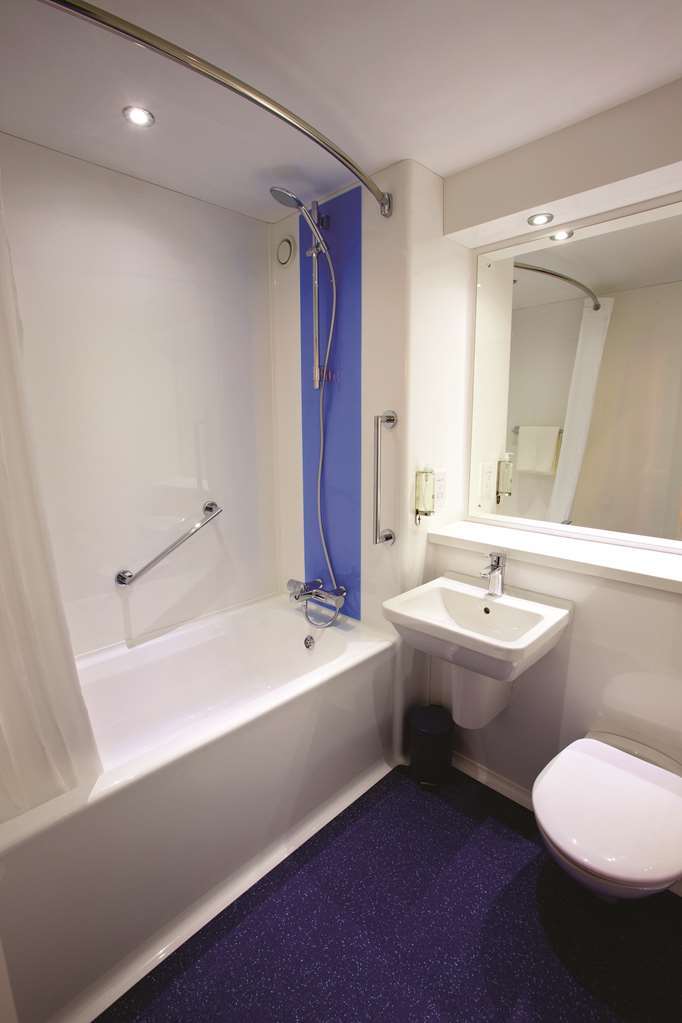 Travelodge Басилдон Номер фото