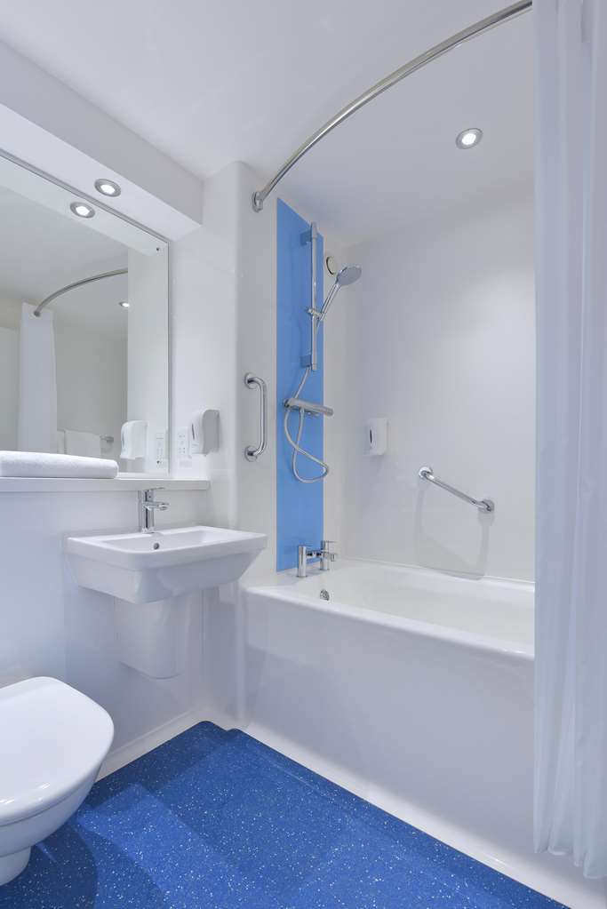 Travelodge Басилдон Номер фото
